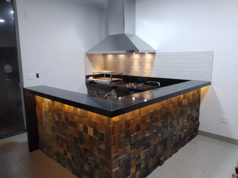 Um balcão revestido